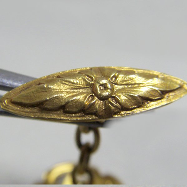 (c1304)Gemelos de oro con diseo floral.